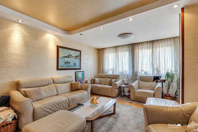 Budva'nın denize bakan sakin bir bölgesinde ev.