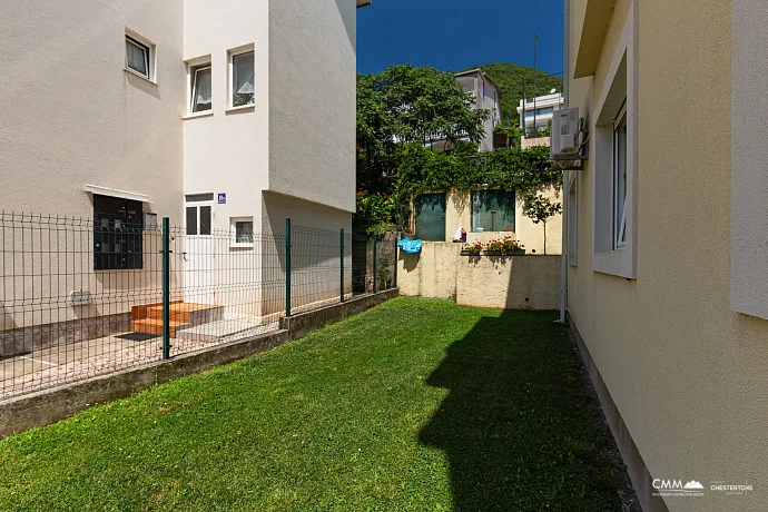 Deniz Manzaralı Daire, Bijela
