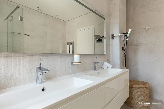 Radovići’de Deniz Manzaralı 44 m² Lüks Daire
