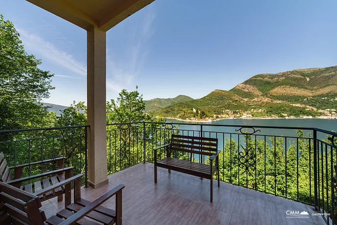 Tivat'ta panoramik deniz manzaralı villa