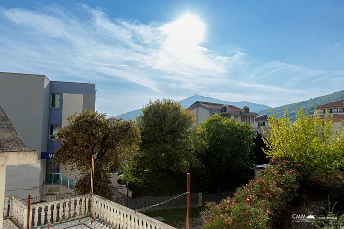 BUDVA’DA GARAJLI VE TESLA ŞARJ CİHAZLI GENİŞ, TAM DONANIMLI DAİRE