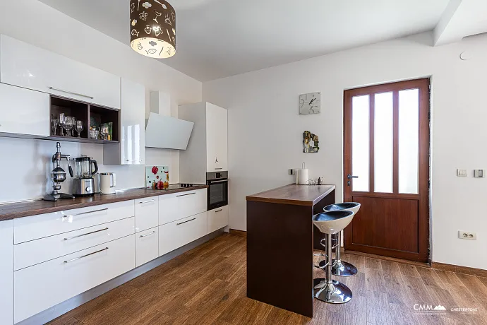 Yüzme havuzlu kompleks içinde modern villa