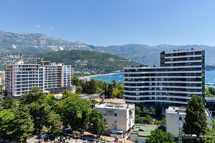 Budva'da harika manzaralı üç odalı daire