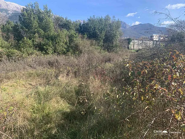 Kotor yakınlarında şehirleşmiş arsa