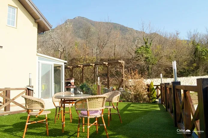 Bar'da dağ manzaralı şehir evi