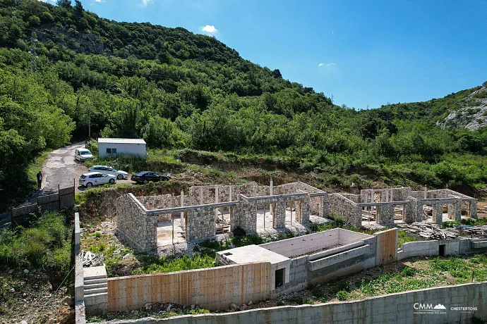 İkinci etap, kompleksin genel mimari kimliğini koruyan daha modern tasarıma sahip 12 daireli bir konut binasını kapsamaktadır.  Özellikler (1. etap ile aynı):