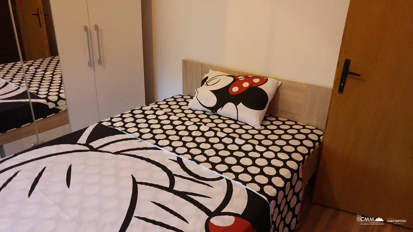 Morinje'de geniş bir avluya sahip üç katlı ev