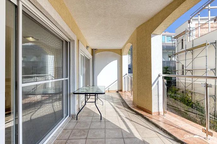 BUDVA’DA GARAJLI VE TESLA ŞARJ CİHAZLI GENİŞ, TAM DONANIMLI DAİRE