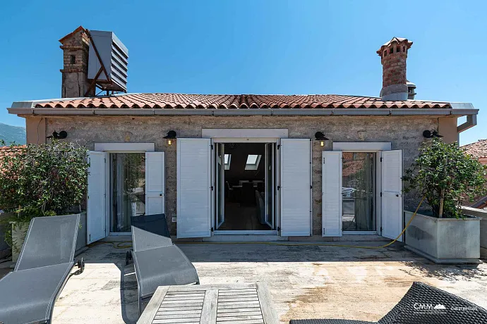 Budva'nın eski kentinin kalbinde büyüleyici dubleks daire