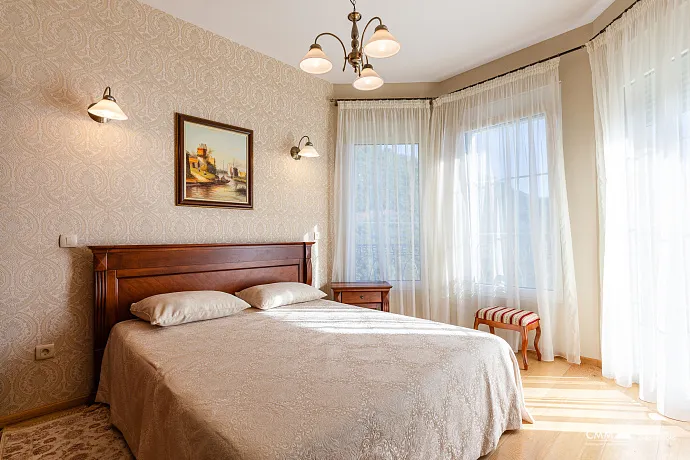 Panoramik deniz manzaralı lüks bir villada zarafet ve huzur.