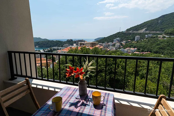 Yeni bir binada deniz manzaralı ve garaj alanına sahip, mobilyalı tek yatak odalı daire