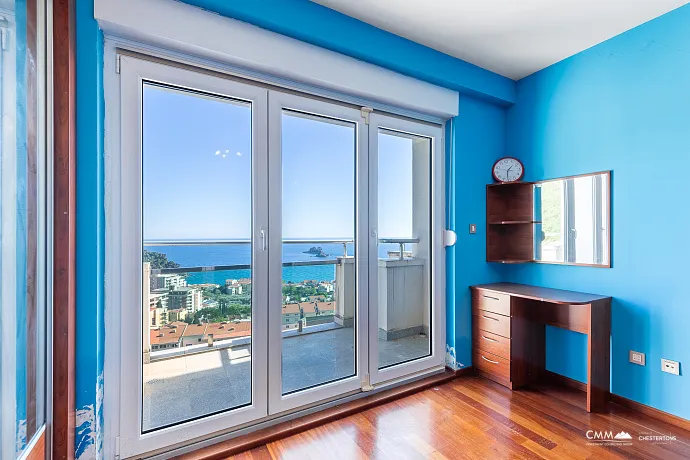 Petrovac'ta Deniz Manzaralı Üç Odalı Daire