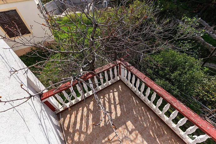 Bar'da teras ve deniz manzaralı rahat ev