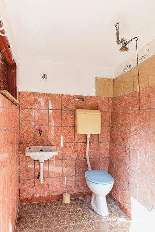 Bar'da teras ve deniz manzaralı rahat ev