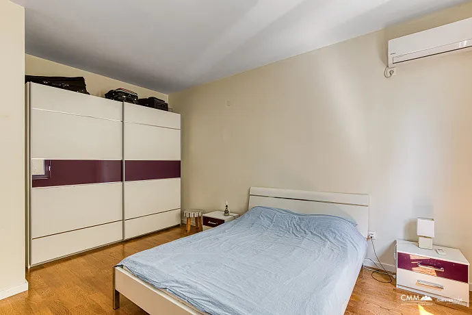 Deniz Manzaralı Daire, Bijela