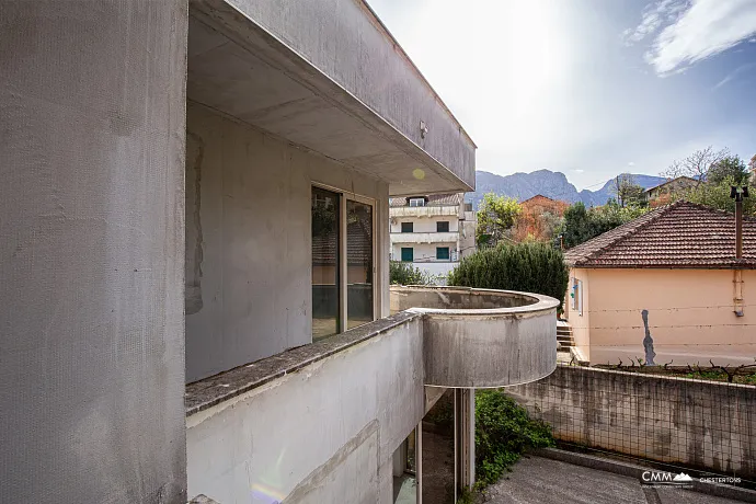 Kotor Körfezi manzaralı üç katlı ev