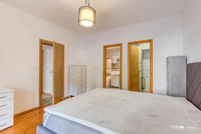 BUDVA’DA GARAJLI VE TESLA ŞARJ CİHAZLI GENİŞ, TAM DONANIMLI DAİRE