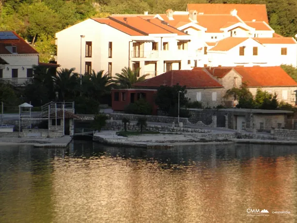 Kotor'da deniz manzaralı villa