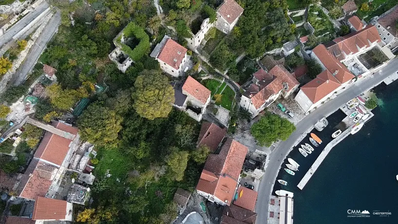 Perast'ta harabelerle arsa