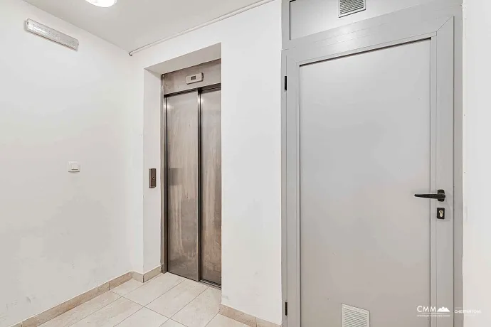 Bečići'de Geniş Teraslı, Garajlı Modern 1+1 Daire