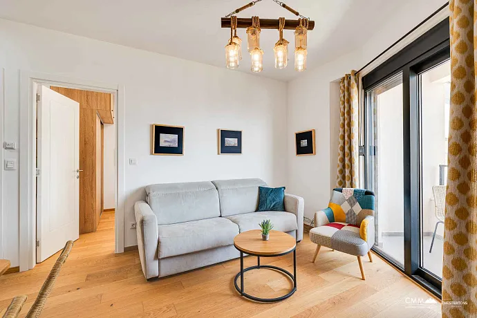 Bečići'de Modern ve Tamamen Eşyalı Satılık Daire