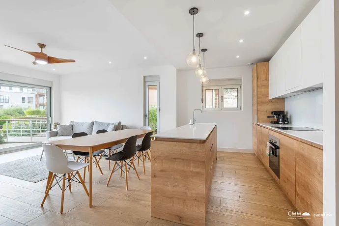 Satılık: Deniz Manzaralı, 40 m² Teraslı, Üç Yatak Odalı Geniş Daire