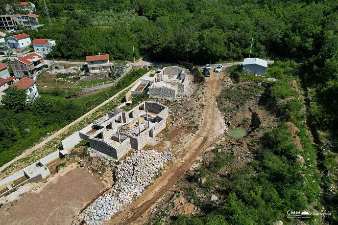 İkinci etap, kompleksin genel mimari kimliğini koruyan daha modern tasarıma sahip 12 daireli bir konut binasını kapsamaktadır.  Özellikler (1. etap ile aynı):