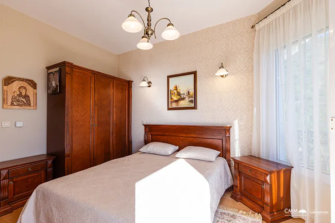 Panoramik deniz manzaralı lüks bir villada zarafet ve huzur.