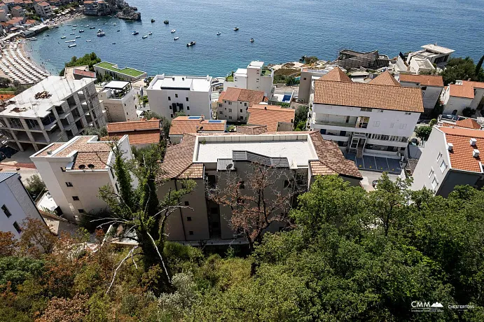 Budva ile Sveti Stefan arasında, cazip bir konumda bulunan güzel bir arsa, proje belgeleriyle birlikte.