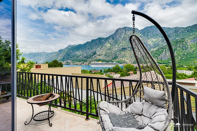 Kotor Eski Şehir, deniz ve dağ manzaralı, yenilenmiş 4 yatak odalı 120 m² ev