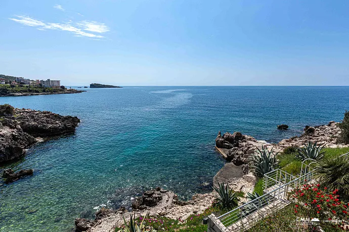 Uteha'da havuzlu lüks villa