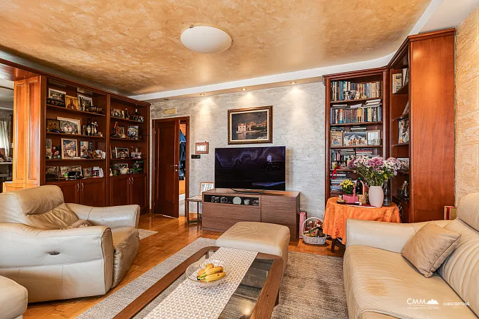 Budva'nın denize bakan sakin bir bölgesinde ev.