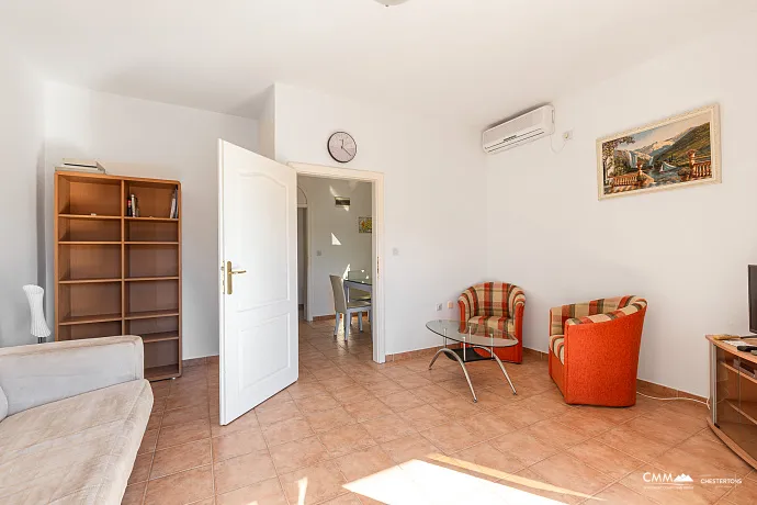 Bigovo’da Deniz Kenarında Geniş Daire — Teraslı ve Muhteşem Deniz Manzaralı