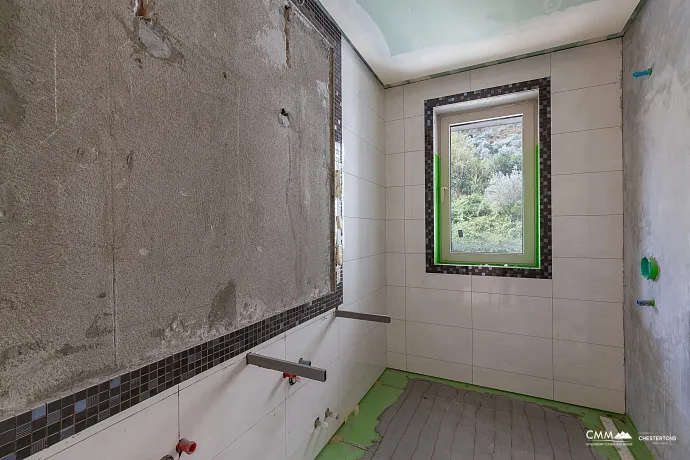 Kotor Körfezi manzaralı üç katlı ev
