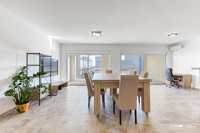 BUDVA’DA GARAJLI VE TESLA ŞARJ CİHAZLI GENİŞ, TAM DONANIMLI DAİRE