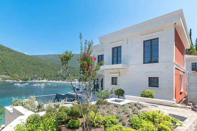 Luxury Seafront Villa Lustica 