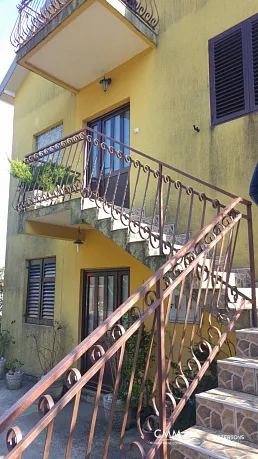 Morinje'de geniş bir avluya sahip üç katlı ev