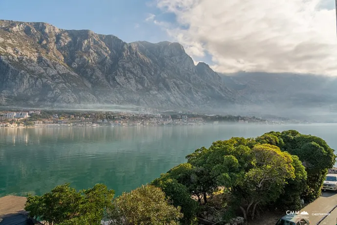 Birinci sırada restoran bulunan iki ev