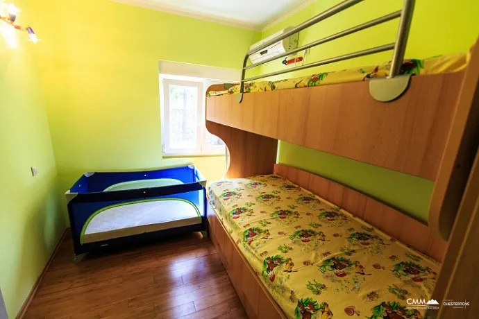 Denize kendi erişimi olan üç katlı villa