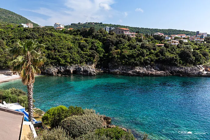 Utjeha'da panoramik deniz manzaralı geniş ev