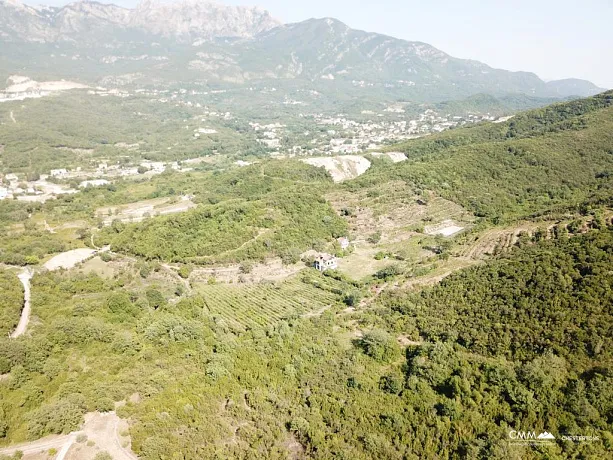 Radanovići'de 83.000 m² arsa