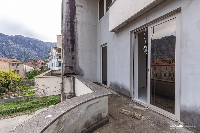 Kotor Körfezi manzaralı üç katlı ev