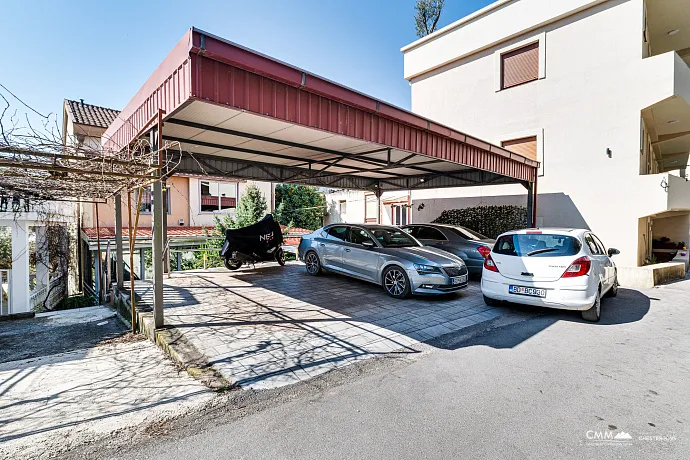 Budva'nın denize bakan sakin bir bölgesinde ev.