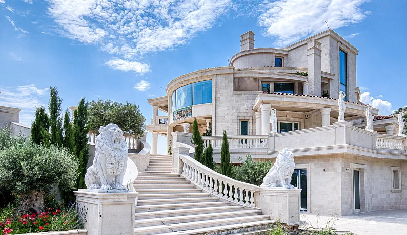 Adriyatik Kıyısında Dünya Standartlarında Lüks Villa – Zarafet ve Özel Hayat