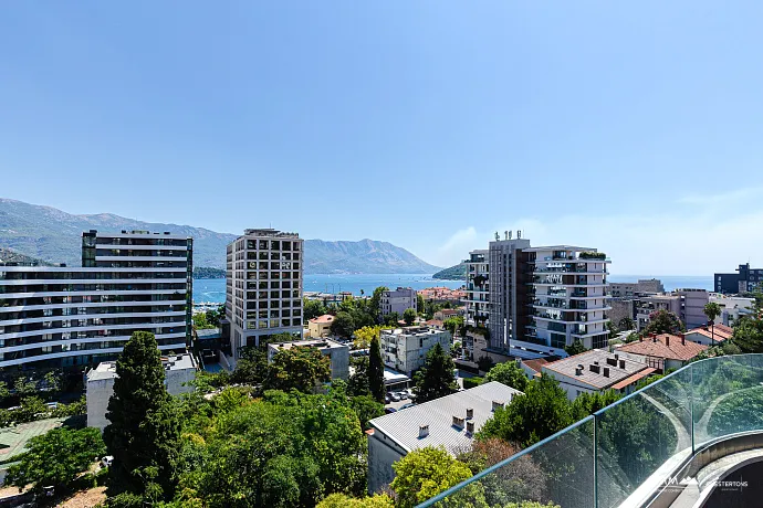 Budva'da harika manzaralı üç odalı daire