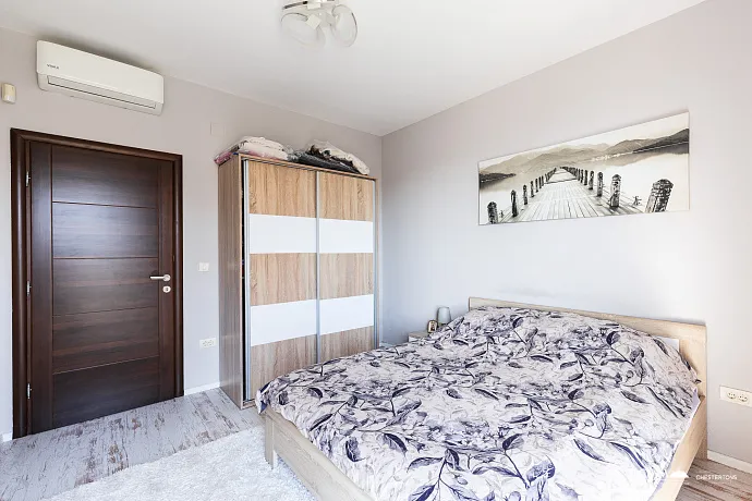 Yüzme havuzlu kompleks içinde modern villa