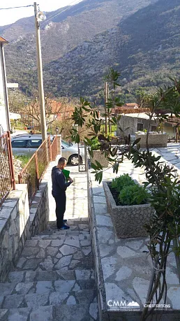 Morinje'de geniş bir avluya sahip üç katlı ev