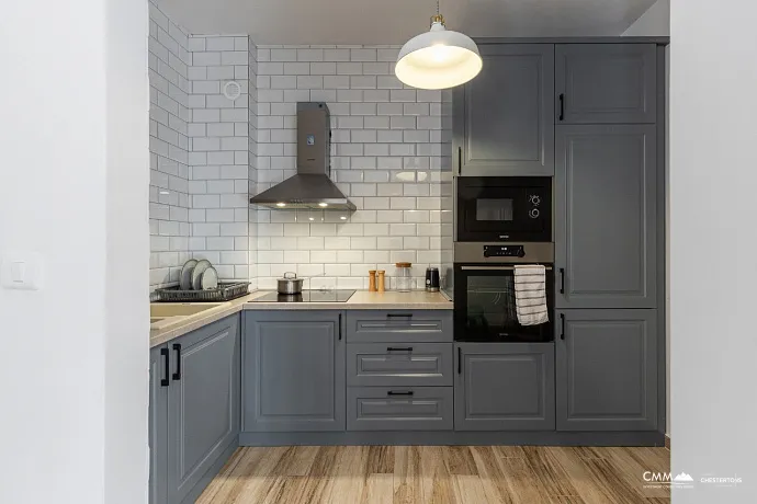 Bečići’de, 4. katta bulunan 53 m²’lik modern ve konforlu bir daire