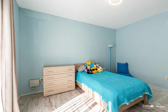 Yüzme havuzlu kompleks içinde modern villa