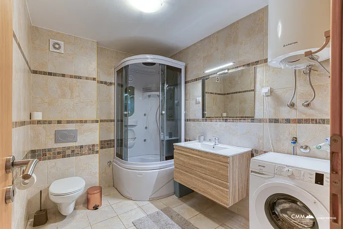 BUDVA’DA GARAJLI VE TESLA ŞARJ CİHAZLI GENİŞ, TAM DONANIMLI DAİRE